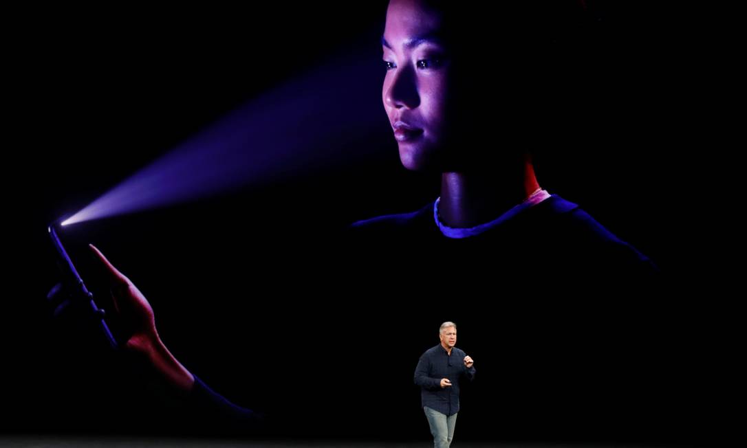 
Phil Schiller, vice-presidente de Marketing da Apple, apresenta o iPhone X em evento na Califórnia
Foto:
Stephen Lam
/
REUTERS

