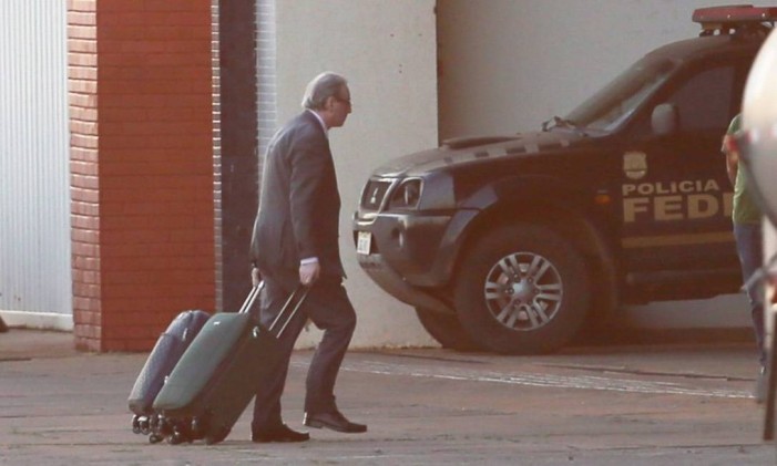 O ex-deputado federal Eduardo Cunha durante sua chegada no hangar da Policia Federal em Brasilia - 19/09/2017 Foto: Ailton de Freitas / Agência O Globo