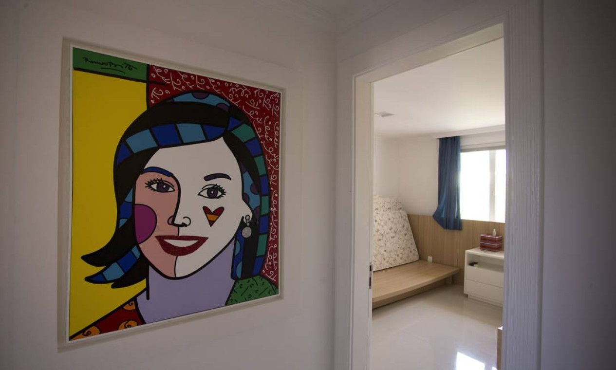 A mansão de Sérgio Cabral conta com diversas obras de arte, entre elas, um quadro de Adriana Ancelmo assinado pelo artista Romero Brito Foto: Márcia Foletto / O Globo