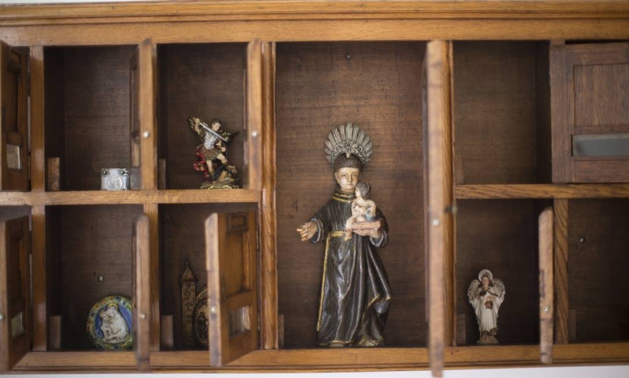 Em uma estante da casa do ex-governador, esculturas em estilo barroco Foto: Márcia Foletto / Agência O Globo