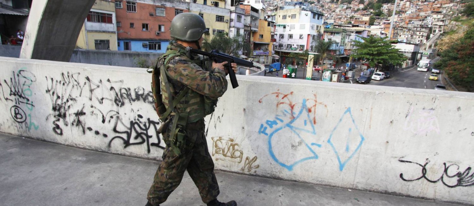 Homens do Exército são chamados para dar apoio às ações da Rocinha Foto: Paulo Nicolella / Agência O Globo
