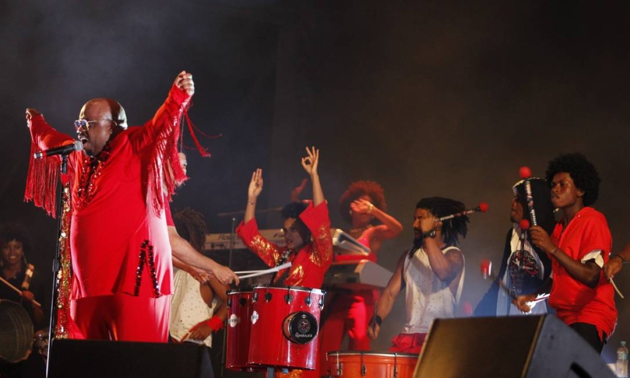 O show de CeeLo Green teve a participação surpresa dos tambores do Quabales, além da cantora Iza Foto: Pedro Teixeira / Agência O Globo