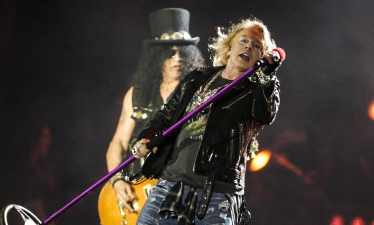 Guns N'Roses na sua formação clássica, com Axl Rose e Slash, levantou o público no último show da noite Foto: Marcio Alves / Agência O Globo