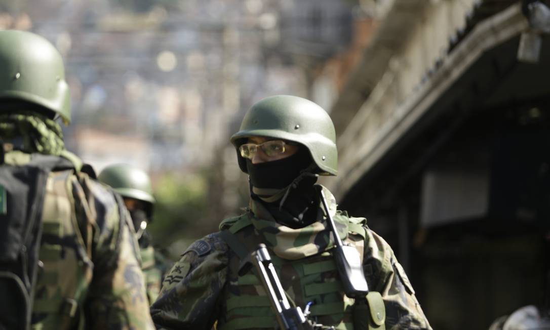 Militares do Exército durante cerco na Favela da Rocinha Foto: Gabriel Paiva / Agência O Globo