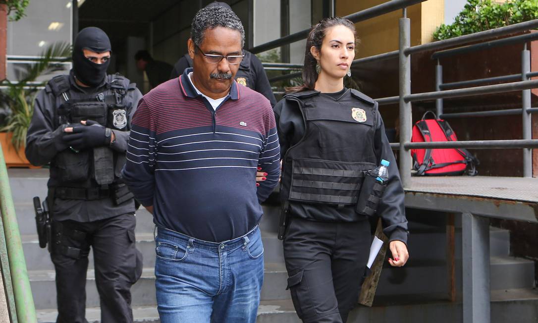 Ex-gerente da Petrobras, Roberto Gonçalves, foi preso na Operação Paralelo (28/03/2017) Foto: Geraldo Bubniak / Agência O Globo
