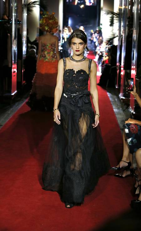 Sobrinha da princesa Diana desfila para a Dolce & Gabbana em Londres ...