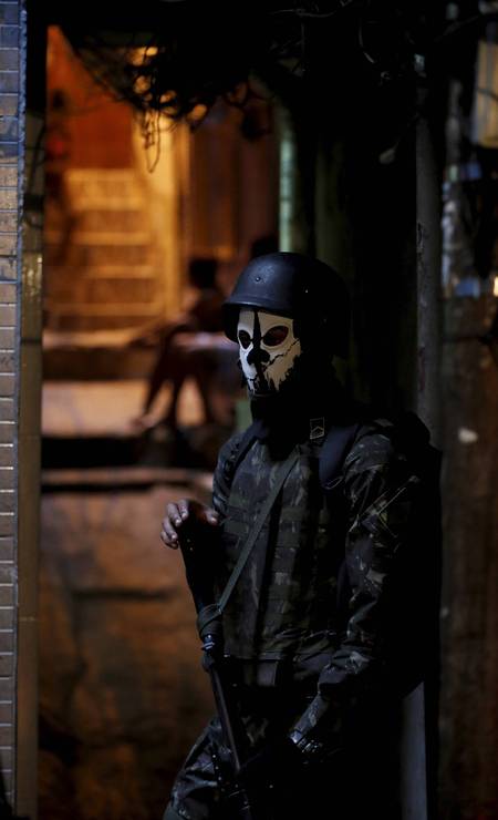 Outro militar das Forças Armadas com lenço que parece máscara de personagem de filme de terrror durante operação na Favela da Rocinha Foto: Domingos Peixoto / Agência O Globo