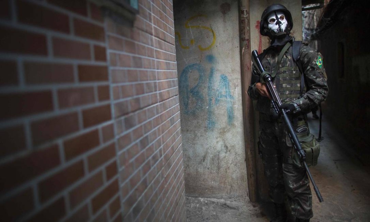 Máscara de militar das Forças Armadas parece de personagem de filme de terror Foto: Mauro Pimentel / AFP