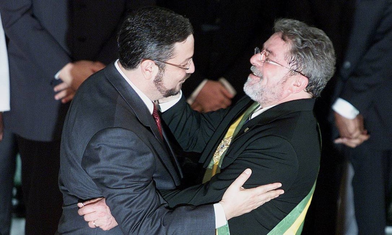 Cumprimentos ao novo presidente: Palocci abraça Lula na posse do petista Foto: Ailton de Freitas / Agência O Globo / 1-1-03