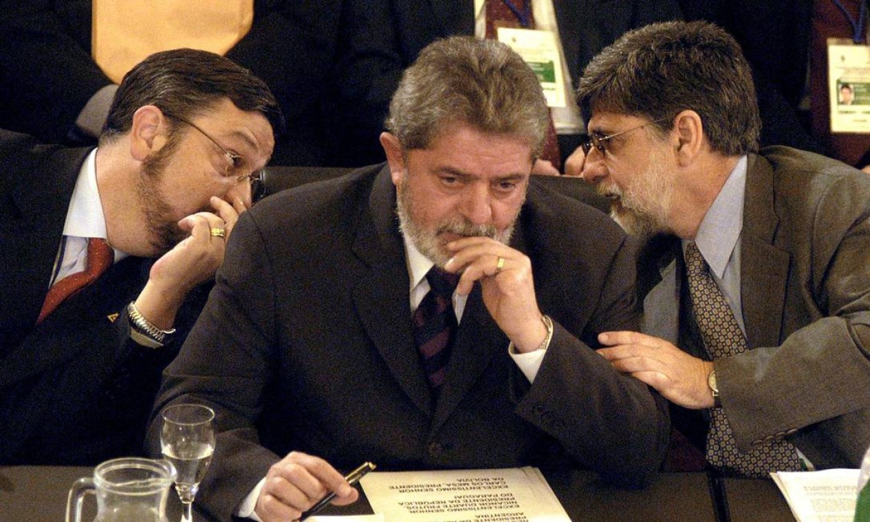 Palocci, Lula e o ex-ministro das Relações Exteriores Celso Amorim na reunião do Mercosul em dezembro de 2003 Foto: Marcos Miraz / AFP / 16-12-03