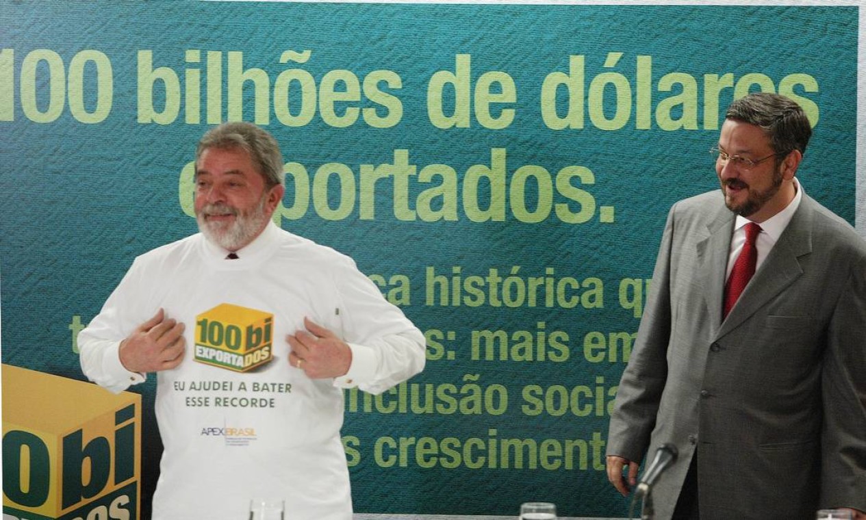 Juntos em cerimônia para marcar USR$ 100 bilhões exportados durante reunião com empresários, em 2005 Foto: Aílton de Freitas / 28-3-05
