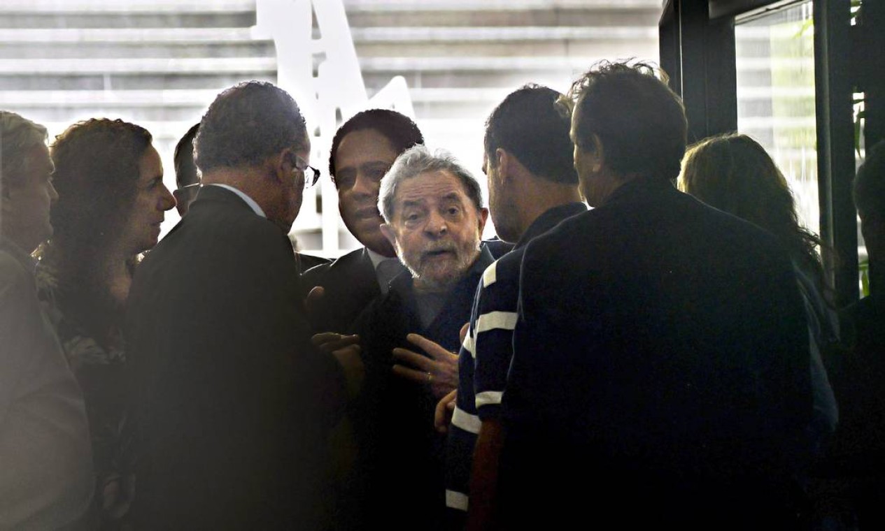 O ex-presidente Luiz Inácio Lula da Silva é conduzido a depor na Lava-Jato: investigações atingem a cúpula do PT em março de 2016 Foto: Marcos Bizzotto / 4-3-2016