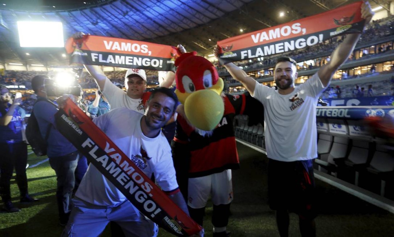 Torcedores do Flamengo confiantes antes do jogo contra o Cruzeiro Foto: Marcelo Theobald