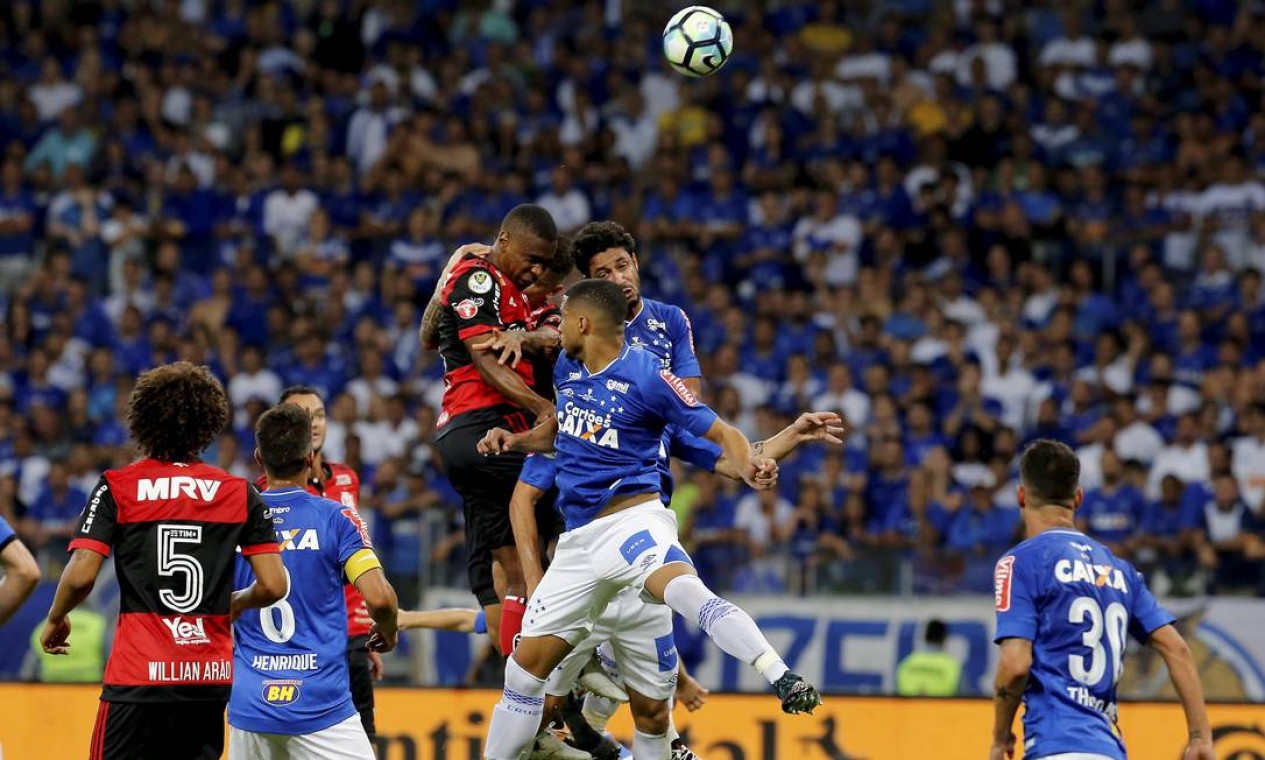 Juan, do Flamengo, disputa a bola no alto com Léo, do Cruzeiro Foto: Marcelo Theobald / Agência O Globo