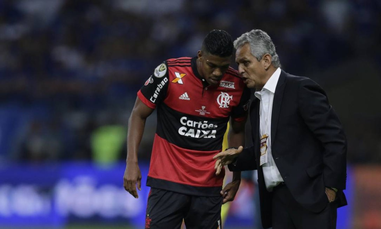 Reinaldo Rueda, técnico do Flamengo, conversa com o também colombiano Berrío Foto: Alexandre Cassiano