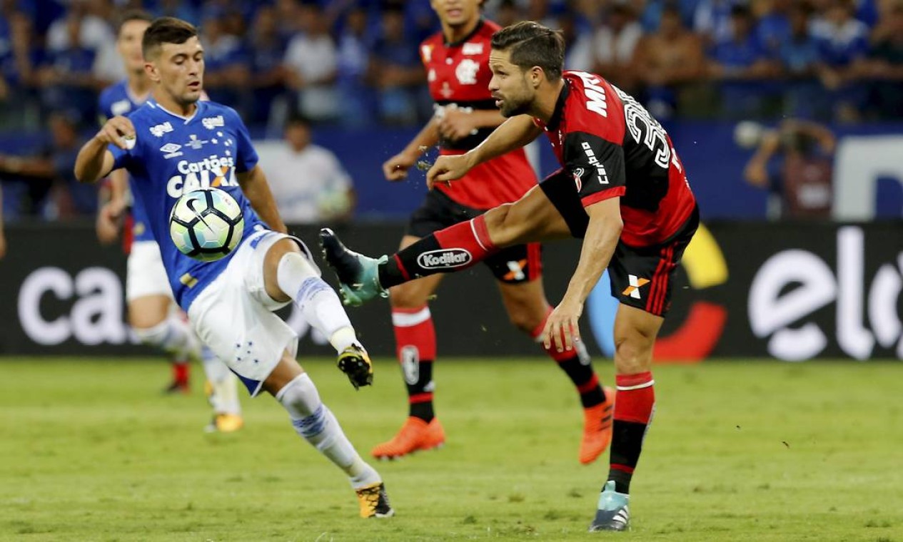 Diego e Arrascaeta disputam a bola no meio de campo Foto: Marcelo Theobald