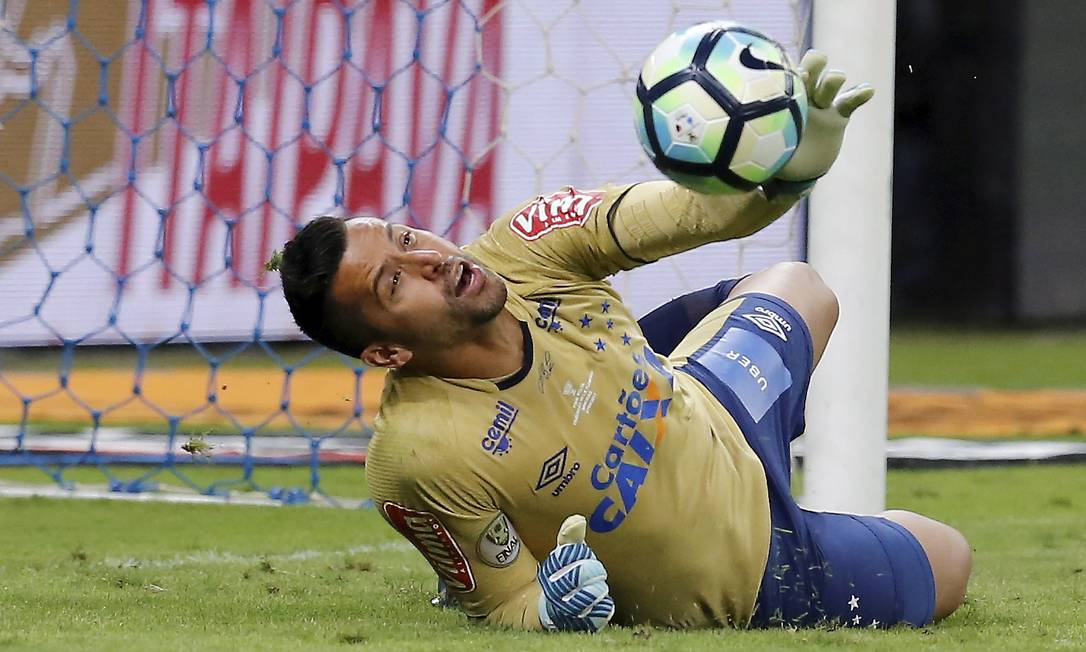 Fábio defende a cobrança de Diego nos pênaltis Foto: Marcelo Theobald