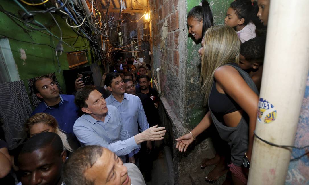 Prefeito visita comunidade da Rocinha Foto: Domingos Peixoto / Agência O Globo