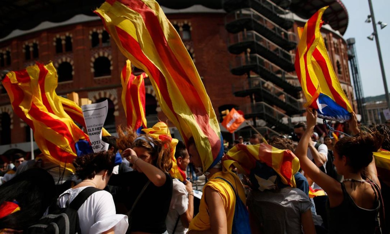 Manifestantes protestam contra a repressão do governo central de Madri contra o referendo marcado para 1º de outubro; dirigentes catalães foram presos por apoiar a votação Foto: JON NAZCA / REUTERS