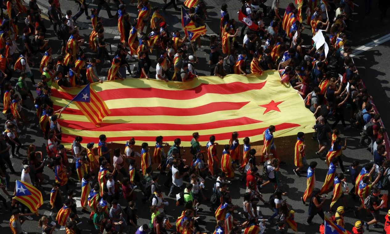 Jovens carregaram Estelada, a bandeira catalã independentista, pelas ruas de Barcelona; manifestação teve foi a maior da campanha separatista Foto: JUAN MEDINA / REUTERS