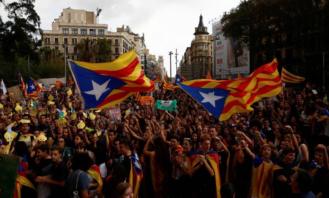 Pelo menos dez mil estudantes compareceram a marcha em favor de referendo independentista catalão a três dias da votação Foto: JUAN MEDINA / REUTERS