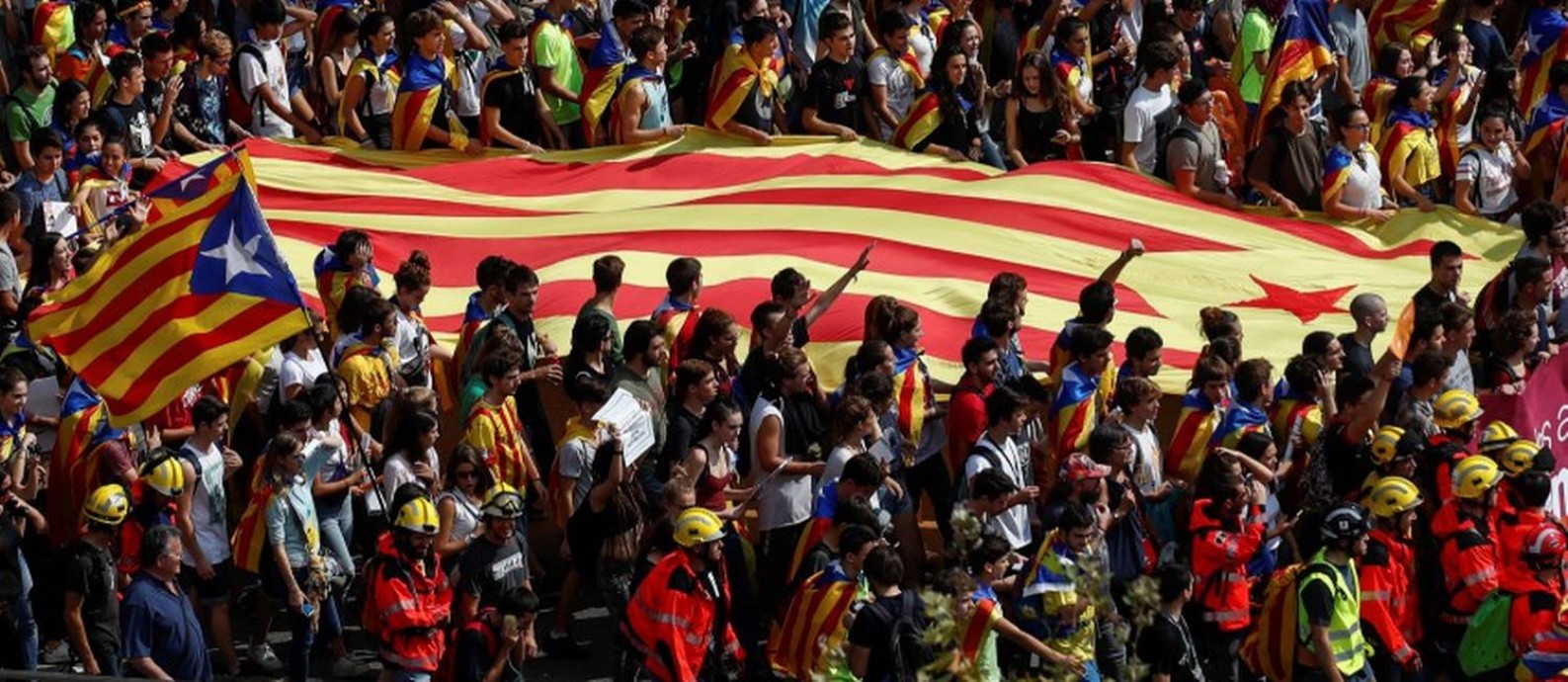 Estudantes em greve protestam em favor de referendo independentista em Barcelona; eles carregam uma Estelada, a bandeira catalã separatista Foto: JUAN MEDINA / REUTERS