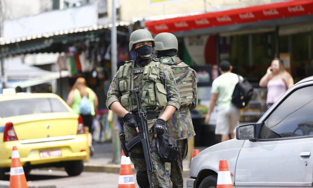 
Militares com rosto protegido por balaclava em rua da Rocinha
Foto:
Agência O Globo
/
Pablo Jacob
