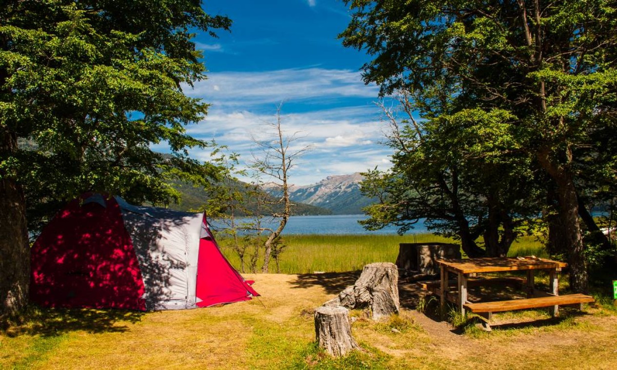 Acampamento às margens do Lago Falkner: atividade é bastante popular na estação mais quente do ano Foto: Efraín D'Avila / Inprotur