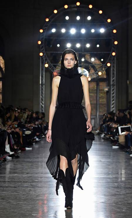 GIVENCHY20AWロングコートby Clare Waight Keller Ex-Chloé, Clare Waight Keller faz sua estreia na Givenchy com