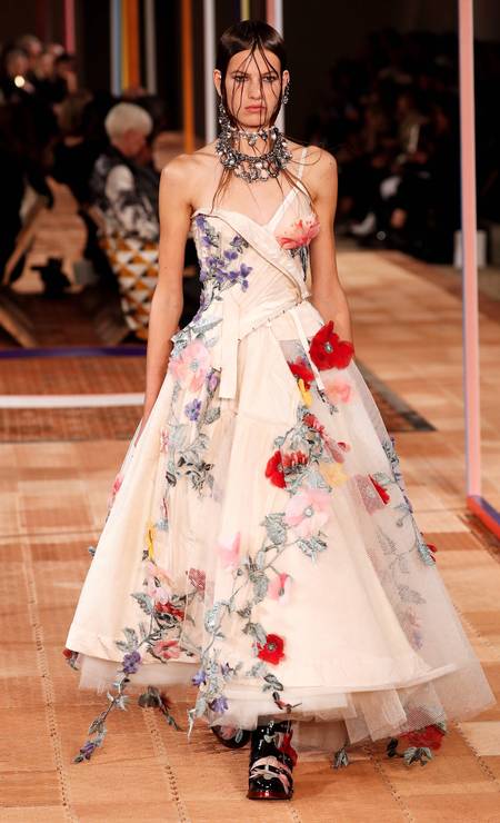 Verão 2018 de Alexander McQueen tem mistura de floral e xadrez