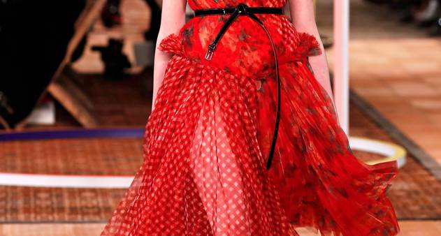 Verão 2018 de Alexander McQueen tem mistura de floral e xadrez