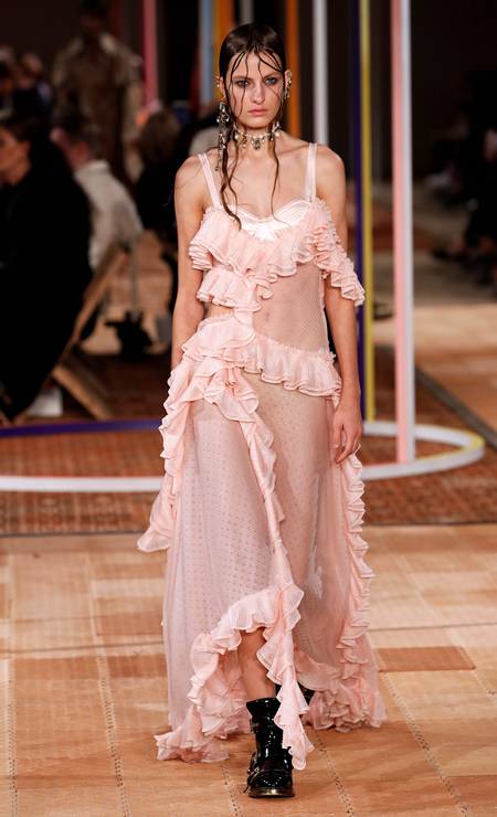 Verão 2018 de Alexander McQueen tem mistura de floral e xadrez