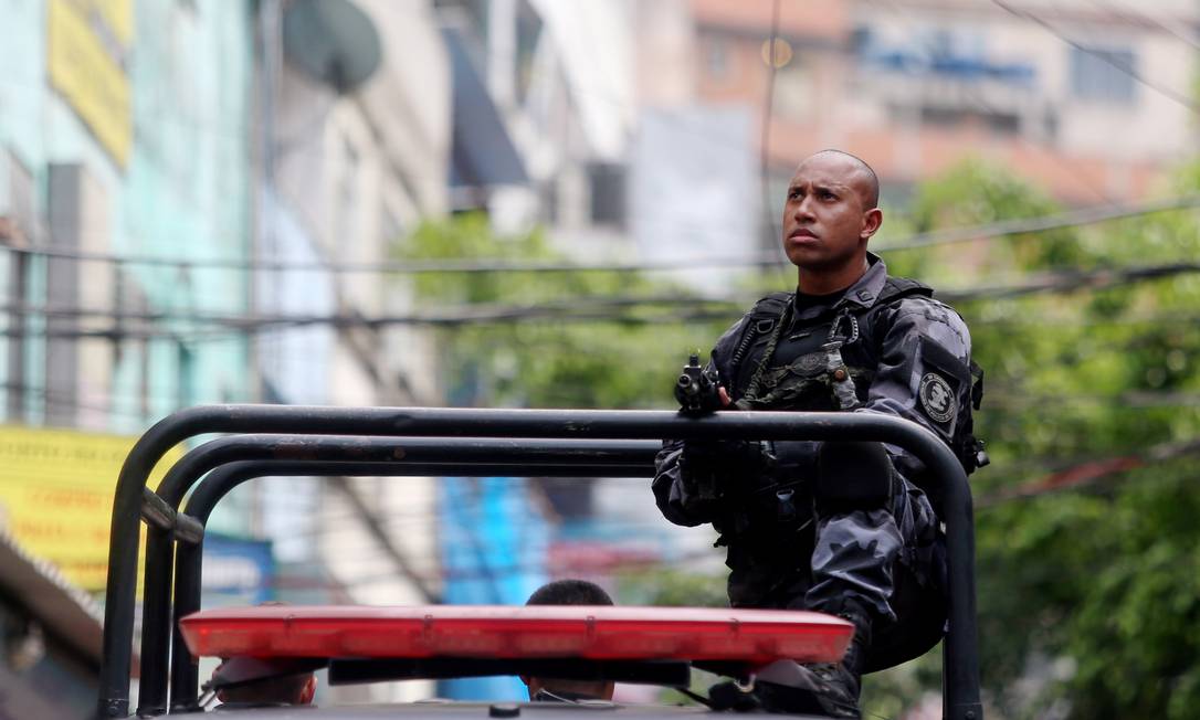 Policiamento segue reforçado na Rocinha nesta terça-feira - Jornal O Globo