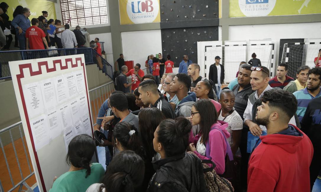 Desempregados lotam feira com 850 vagas de trabalho em universidade de Realengo Jornal O Globo Desempregados lotam feira com 850 vagas de trabalho em universidade de Realengo Jornal O Globo