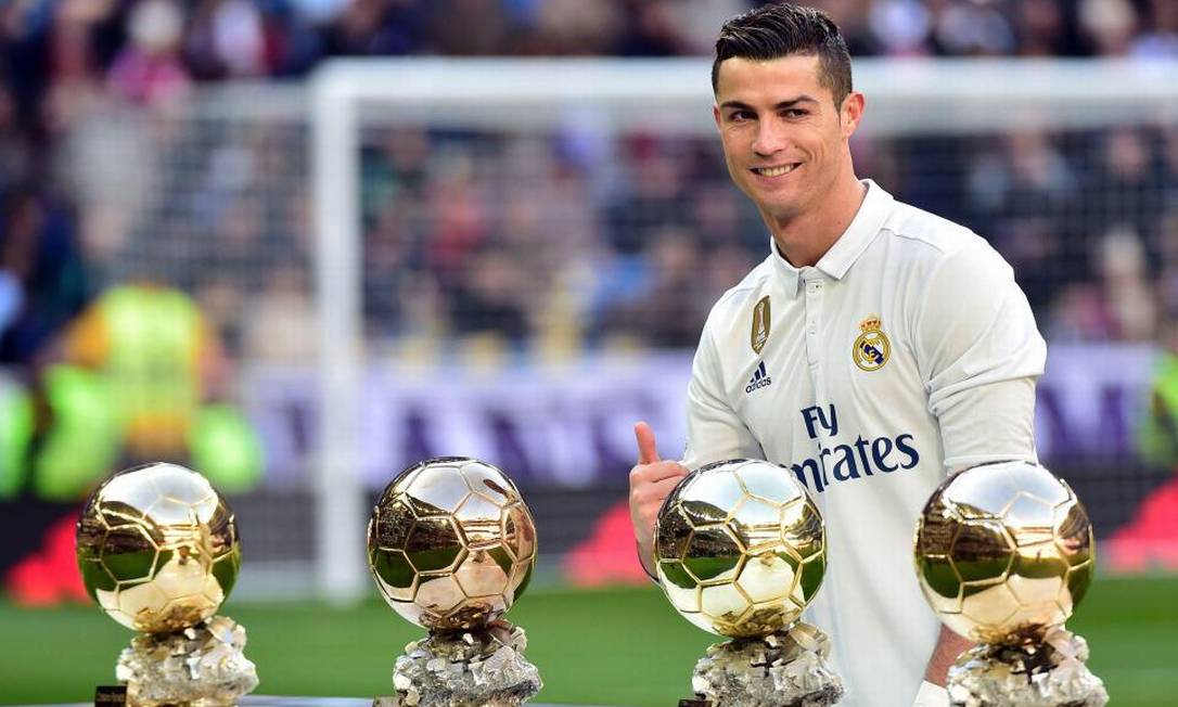 Cristiano Ronaldo ri-se da Bola de Ouro entregue a um jogador reformado