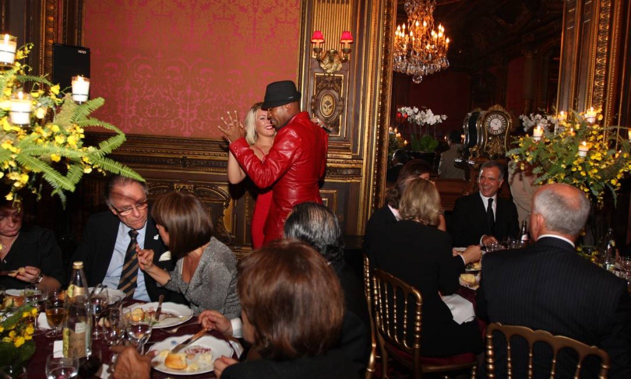 O presidente do COB, Arthur Nuzman, no jantar que antecedeu à 'farra dos guardanapos', em Paris, em 2009 Foto: Reprodução