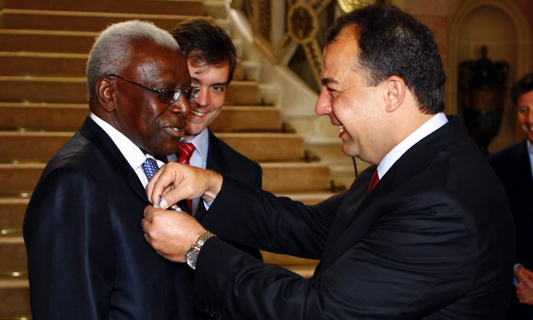 Em 2008, no Palácio Guanabara, Cabral entrega medalha comemorativa a Lamine Diack, à época presidente da Federação Internacional de Atletismo Foto: Ivo Gonzalez / Agência O Globo