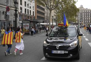 Bancos e empresas a sair da Catalunha. Guerra entre Madrid e