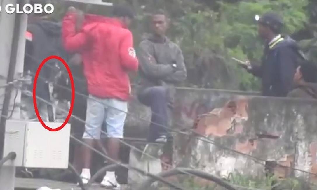 Vídeo flagra movimentação de traficantes no Morro dos Macacos, na