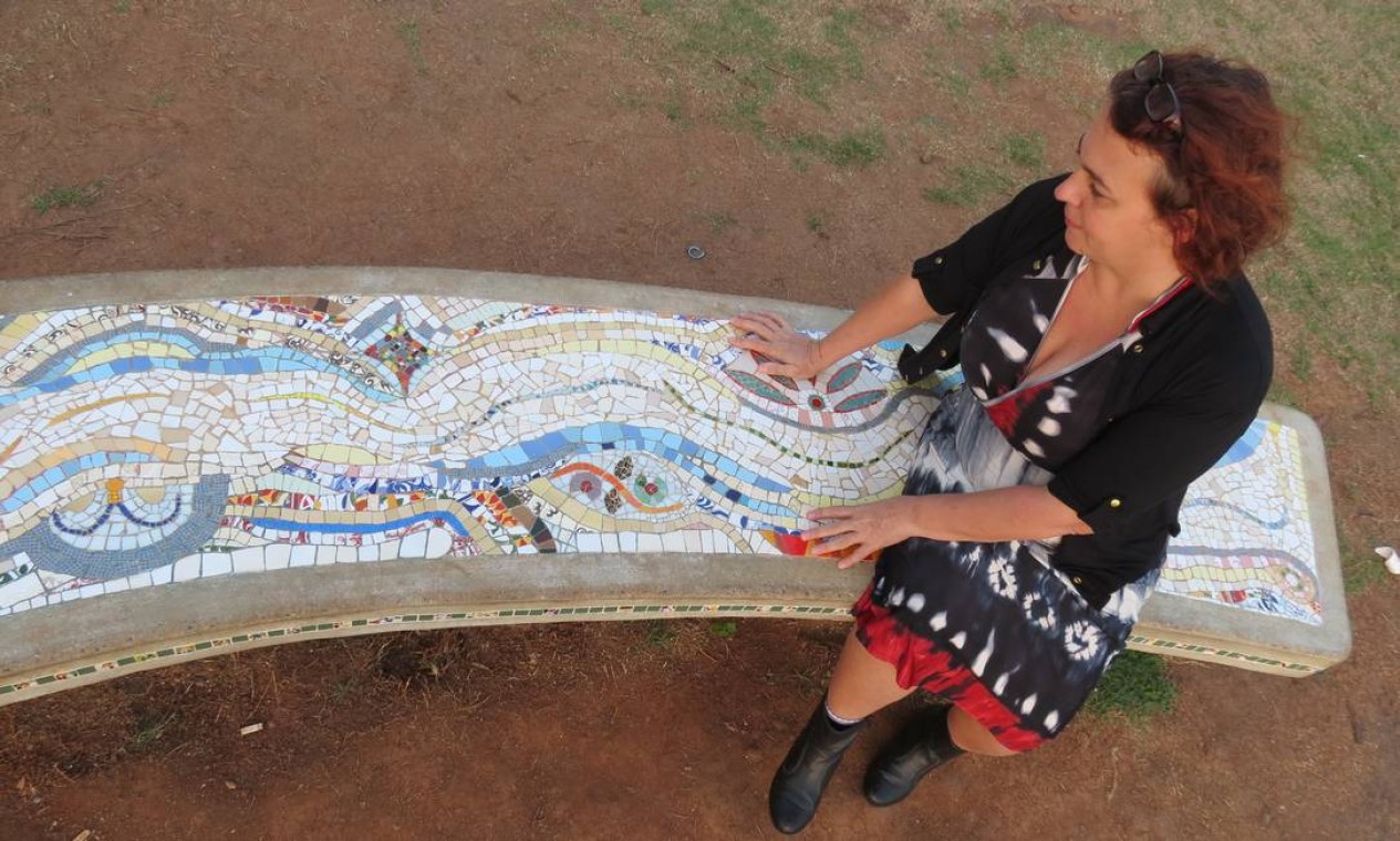 Bancos da Praça Compositor Mauro Duarte ganham mosaicos coloridos ...