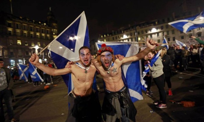 Manifestantes pró-independência escocesa do Reino Unido se manifestam em 2014 Foto: CATHAL MCNAUGHTON / REUTERS