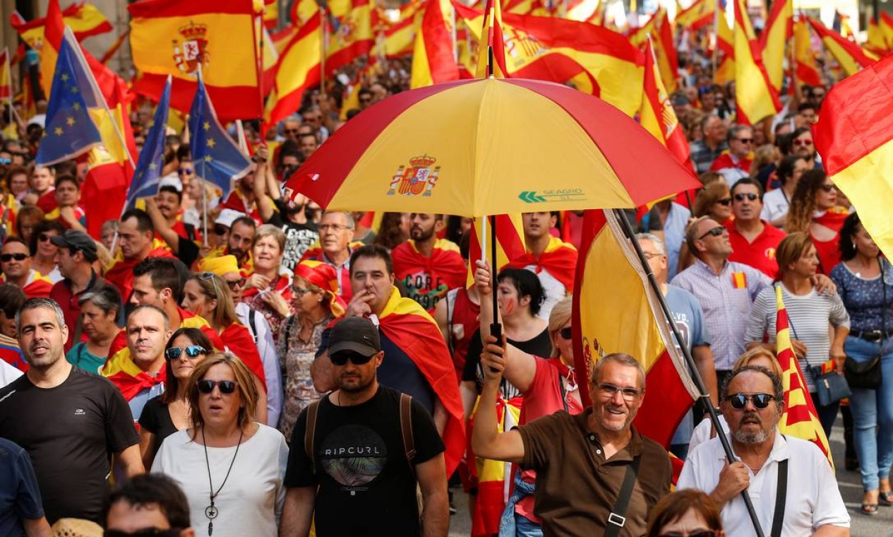 Manifestantes foram às ruas com bandeiras da Espanha, da Catalunha e da União Europeia Foto: ALBERT GEA / REUTERS