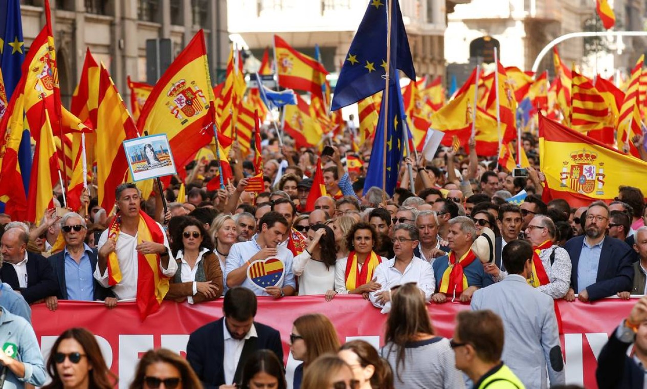 Políticos espanhóis e catalães e celebridades, como o escritor peruano Mario Vargas Llosa (de camisa azul e óculos escuros), participaram da marcha deste domingo Foto: ALBERT GEA / REUTERS