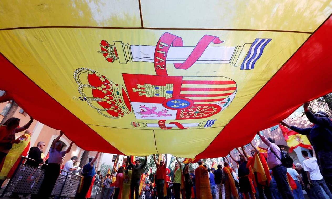Uma grande bandeira espanhola foi carregada pelos manifestantes Foto: GONZALO FUENTES / REUTERS