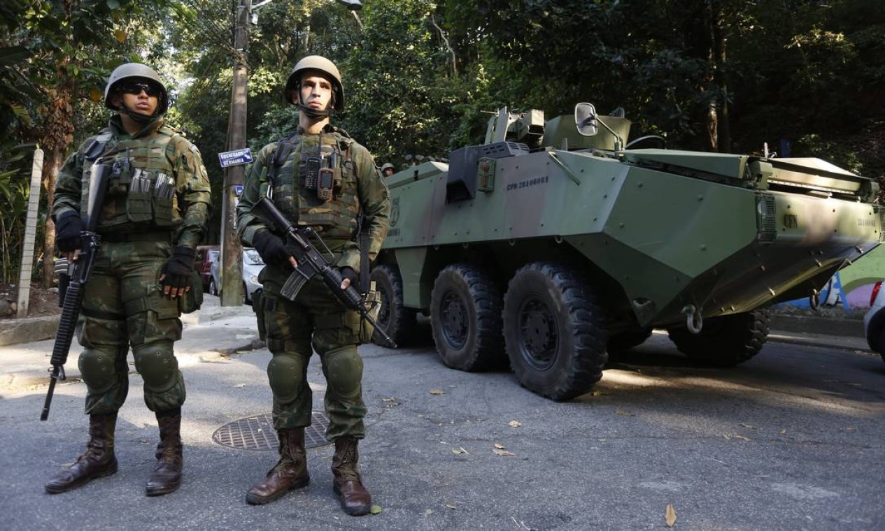 Soldados e blindados empregados na operação Foto: Fábio Guimarães / Agência O Globo