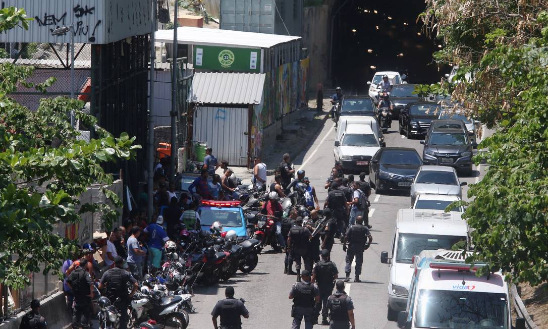 Manifestação de mototaxistas em frente à Rocinha Foto: Fabiano Rocha / Agência O Globo