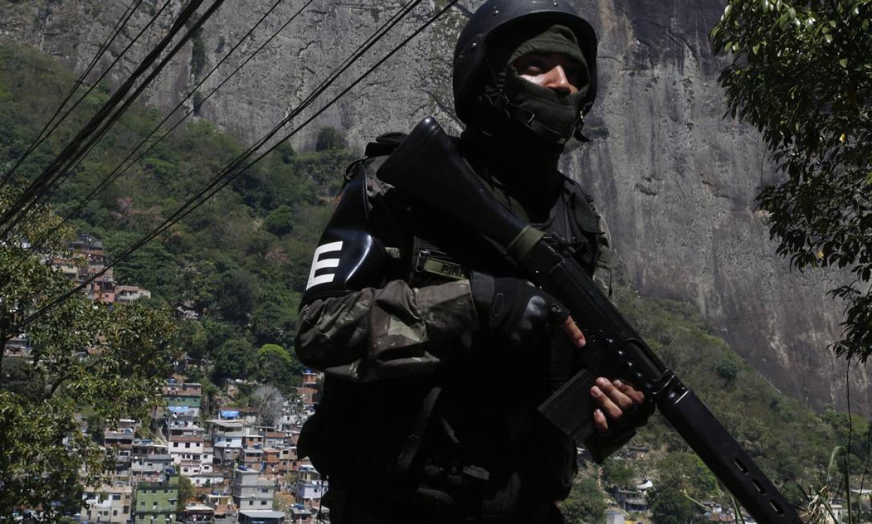 Soldado do Exercito patrulha a parte alta da Rocinha Foto: ANTONIO SCORZA / Agência O Globo