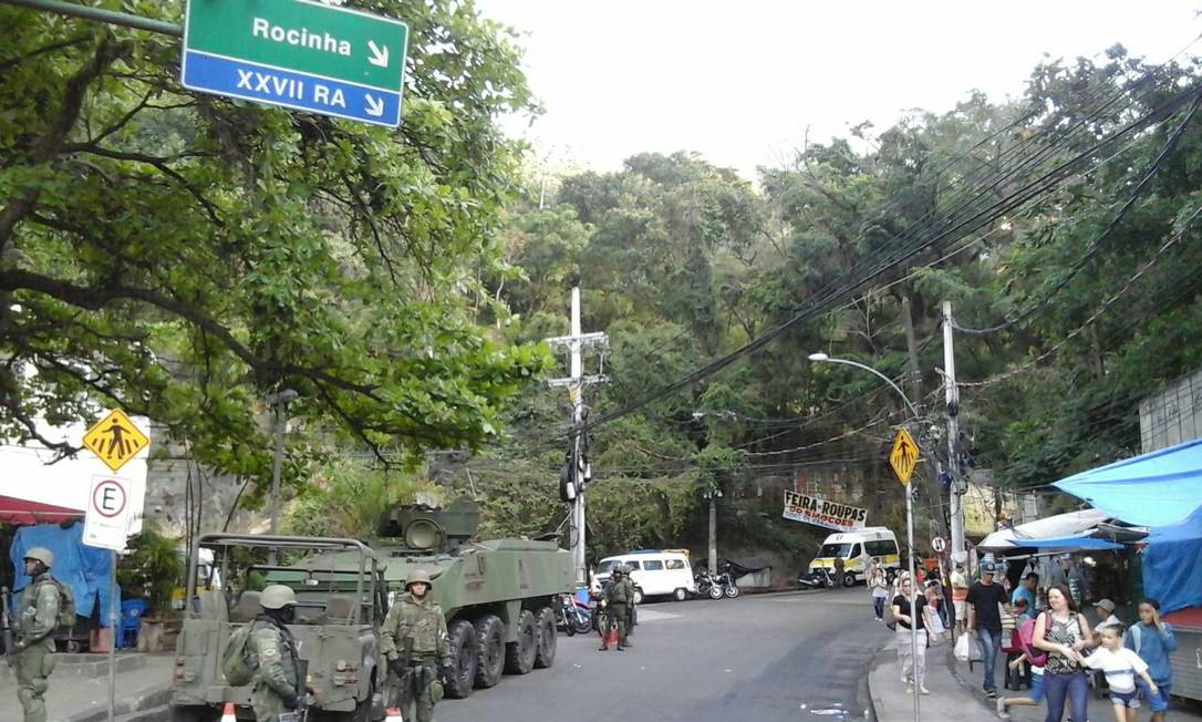 Militares atuam na Rocinha nesta manhã Foto: Fábio Guimarães / Agência O Globo