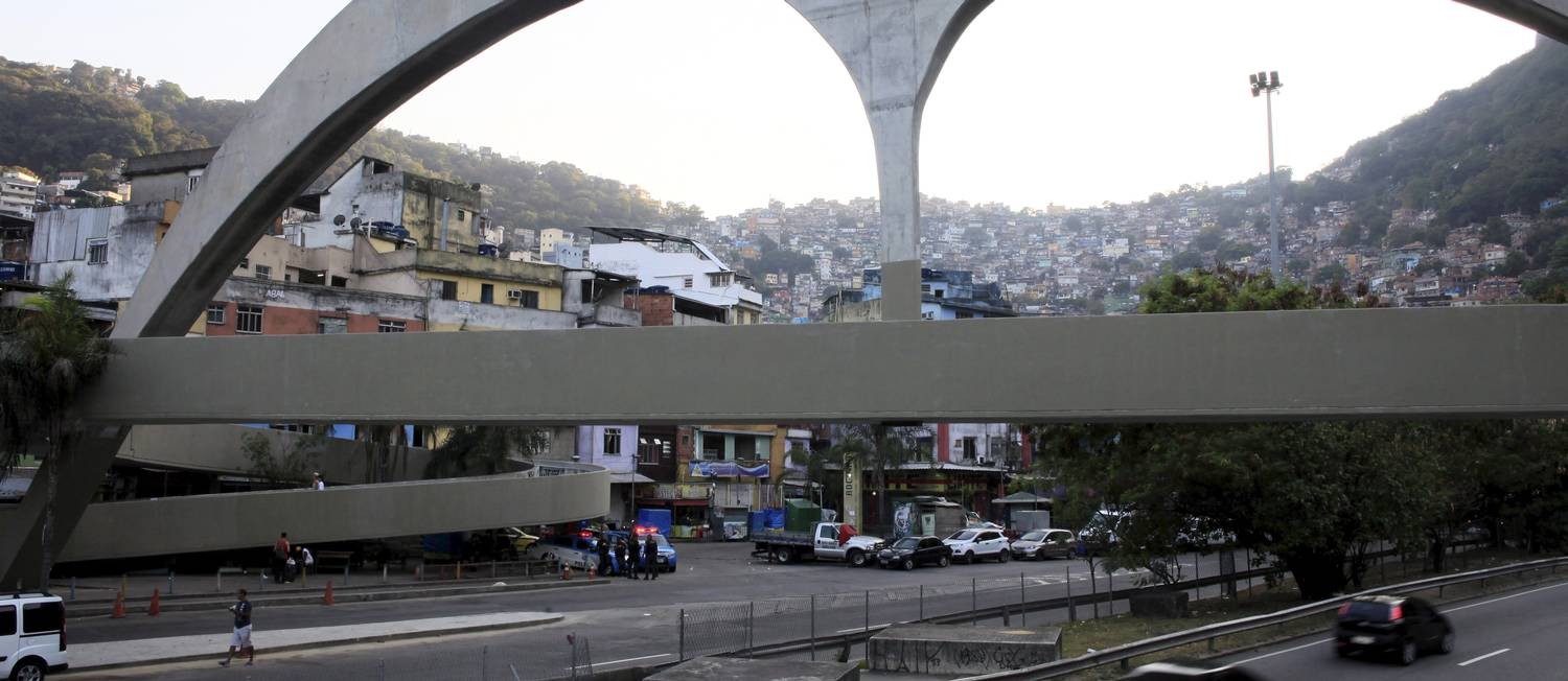 PMs no entorno na Favela da Rocinha, nesta quinta-feira Foto: Uanderson Fernandes / Agência O Globo
