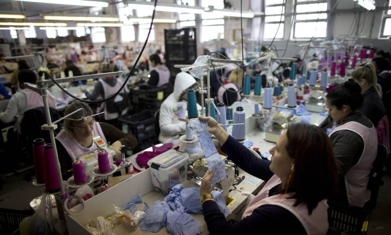 As confecções de moda íntima empregam quase 20 mil pessoas em Nova Friburgo. O setor prevê alta de 15% a 20% nas vendas este ano Foto: Márcia Foletto / Agência O Globo